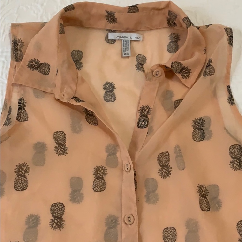New without tag.🍍Sleeveless pineapple shirt.🍍🍍
